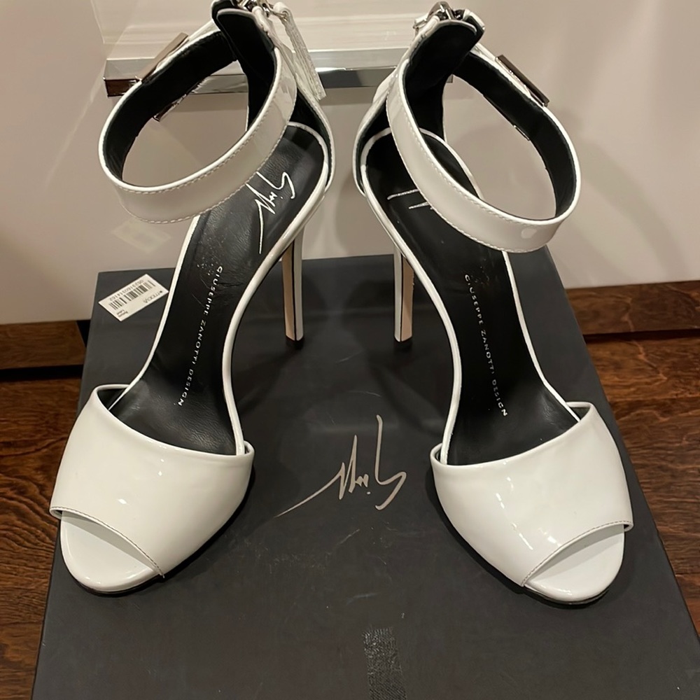 Giuseppe zanotti designer shoes. Super beautiful shoe in perfect condition.